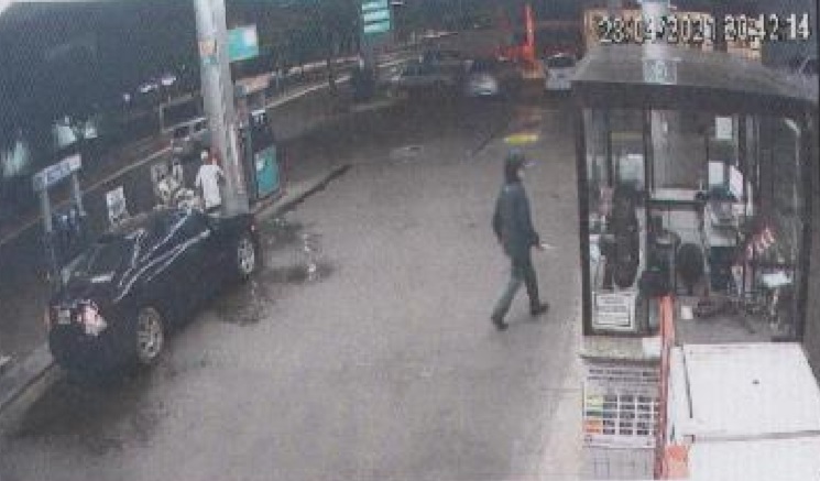 Carro de Alexandre no posto de combustível, abastecendo e lavando os vidros - Foto: Reprodução/Jornal da Nova